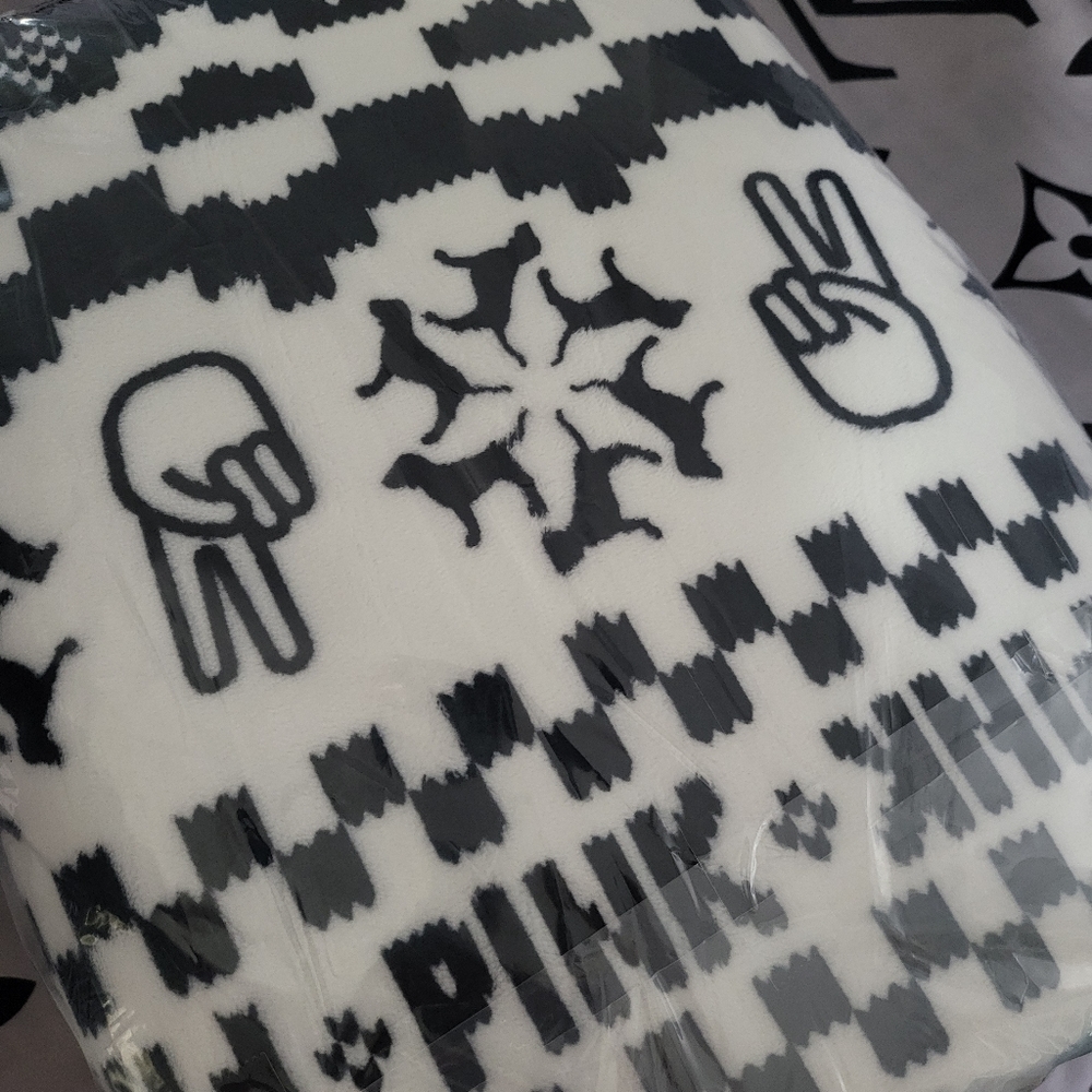Vs PINK ❤ Sherpa Blanket - Picture 7 of 9